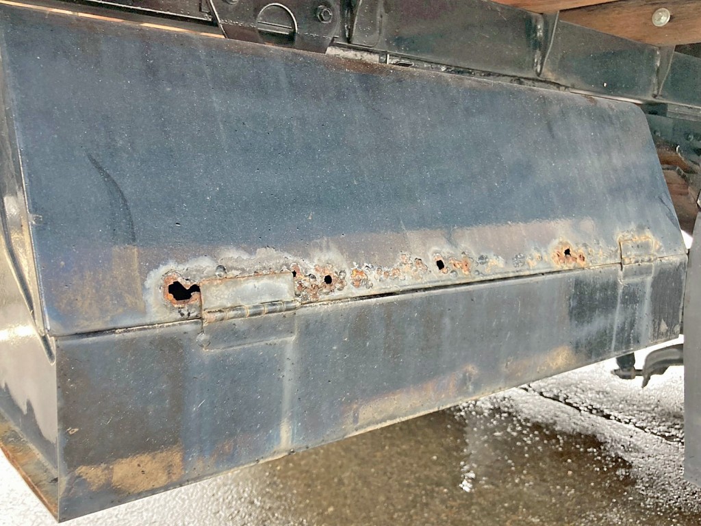 工具箱フタに腐食・穴あきがあります。|日野 レンジャー ADG-FD7JLWA(2WD)の写真32