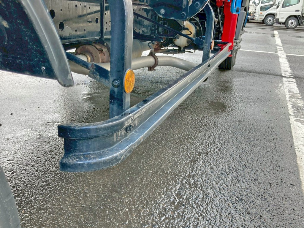 運転席側サイドバンパーに曲がりがあります。|日野 レンジャー ADG-FD7JLWA(2WD)の写真34