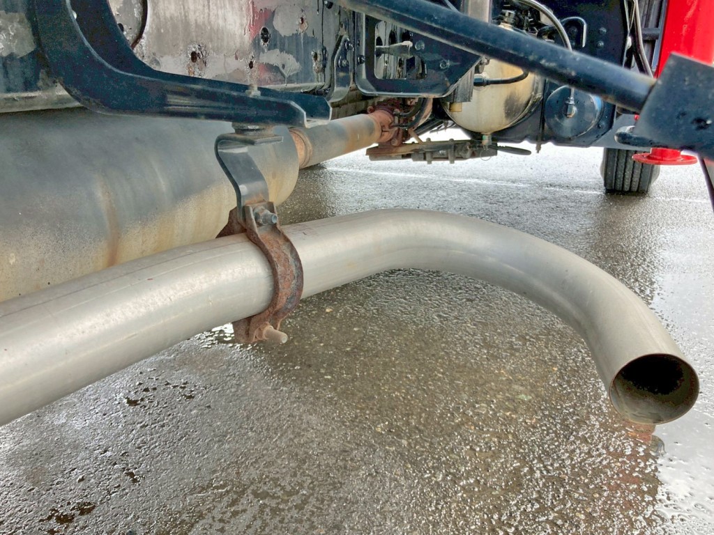 マフラーのバンドに緩みがあります。|日野 レンジャー ADG-FD7JLWA(2WD)の写真35