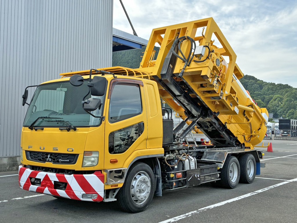 タンクコンテナをダンプアップした状態です。|三菱 ファイター QDG-FQ62F(6x4)の写真2
