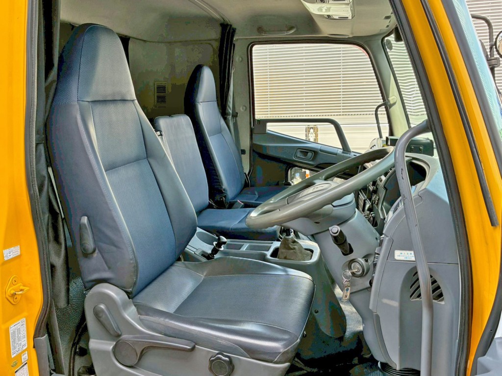 乗車定員は3名です。|三菱 ファイター QDG-FQ62F(6x4)の写真11