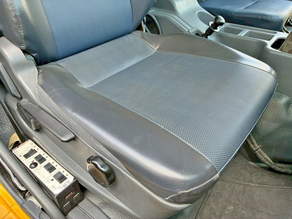 運転席座面にヘタリがあります。|三菱 ファイター QDG-FQ62F(6x4)の写真12
