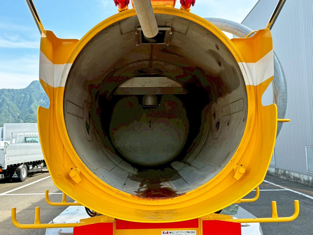 タンク内部の状態です。(タンクはステンレス製です)|三菱 ファイター QDG-FQ62F(6x4)の写真16