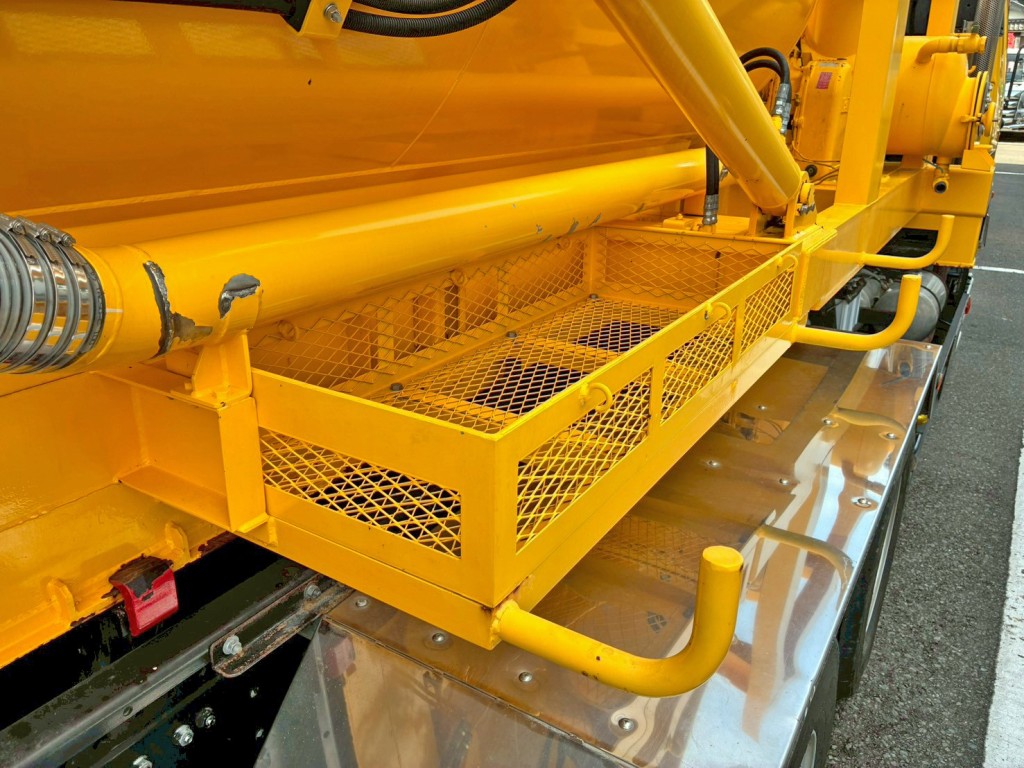 タンク運転席側にりん木入れが付いています。|三菱 ファイター QDG-FQ62F(6x4)の写真22