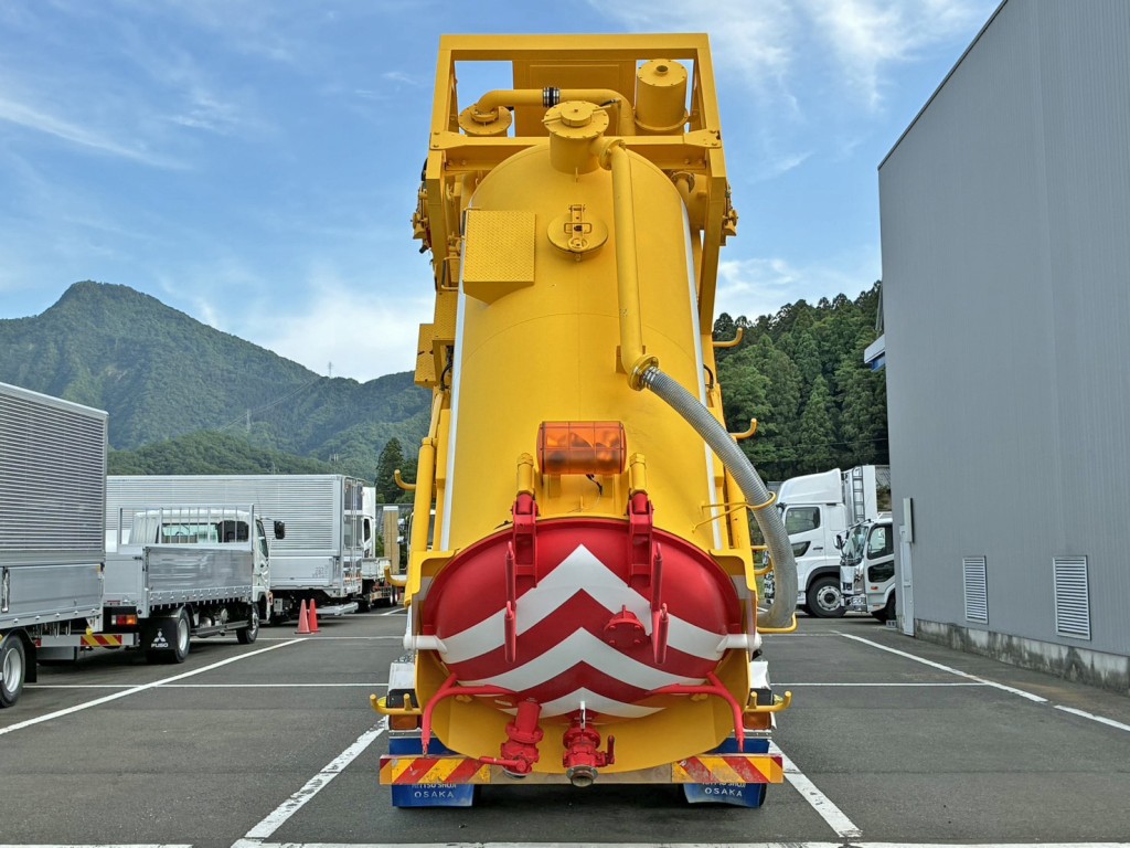 タンクコンテナをダンプアップした状態です。|三菱 ファイター QDG-FQ62F(6x4)の写真38