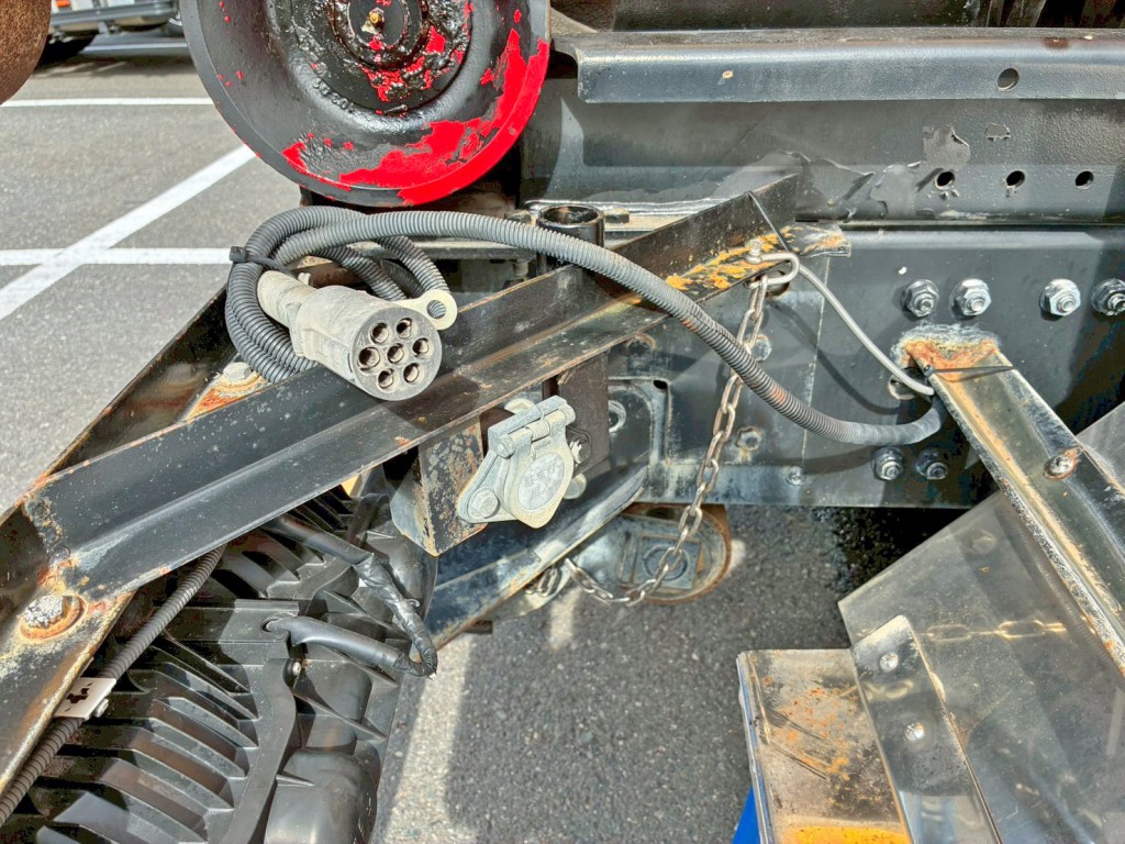 ボディー運転席側後方に積載コンテナのコボレーン開閉用の電源ケーブルが付いています。|三菱 ファイター QDG-FQ62F(6x4)の写真47