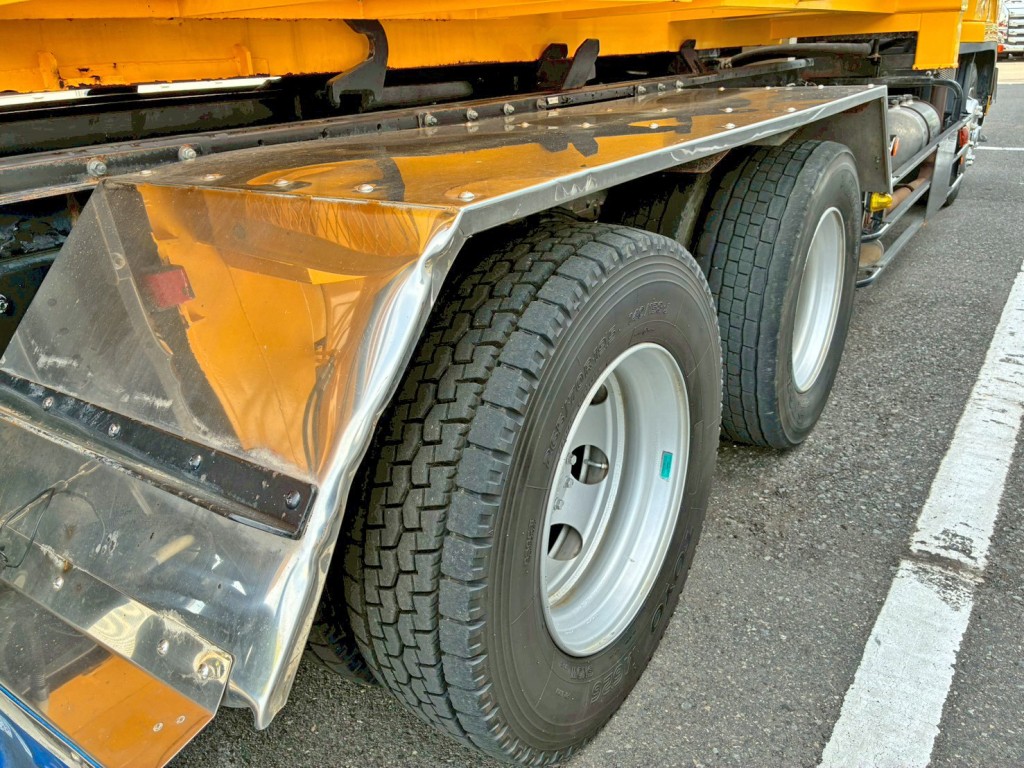 運転席側リヤフェンダー後方に歪みがあります。|三菱 ファイター QDG-FQ62F(6x4)の写真48