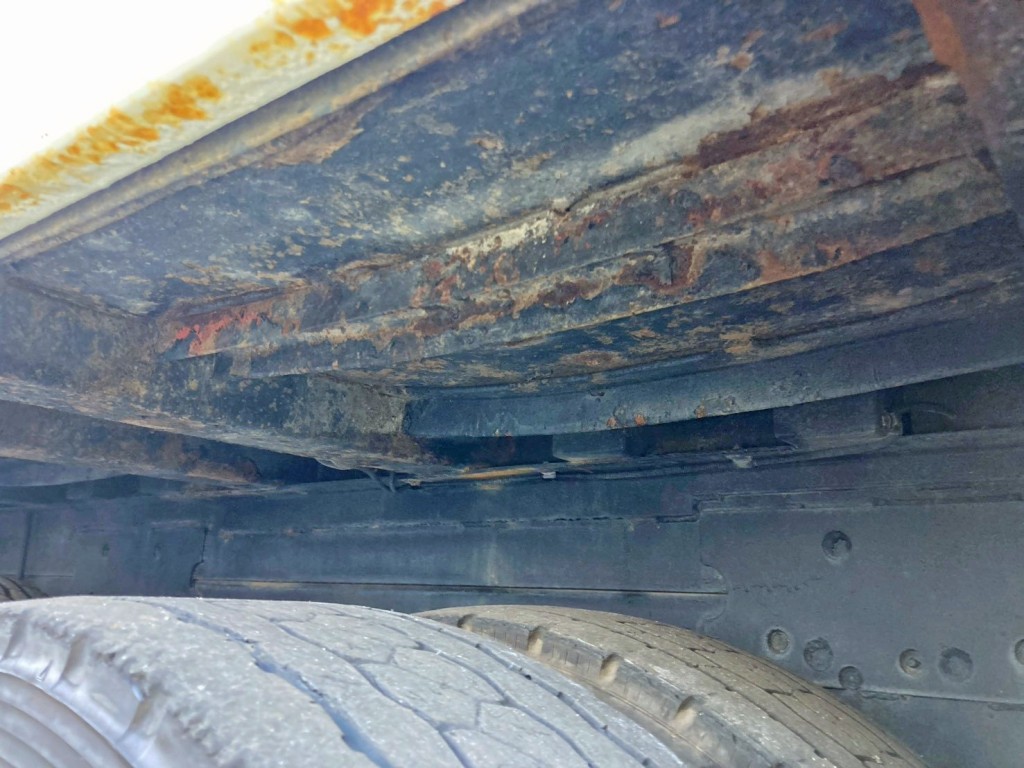 助手席側3軸目上部の補助縦ネタに曲がりがあります。|三菱 ファイター QDG-FQ62Fの写真7