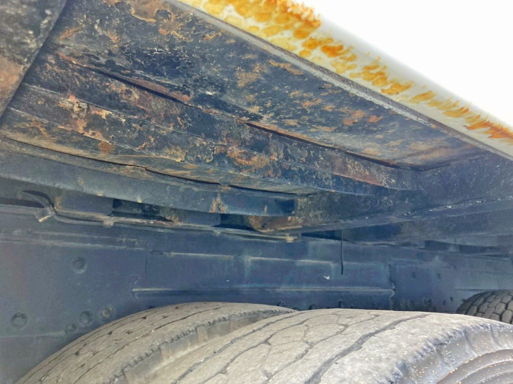 運転席側3軸目上部の補助縦ネタに曲がりがあります。|三菱 ファイター QDG-FQ62Fの写真9