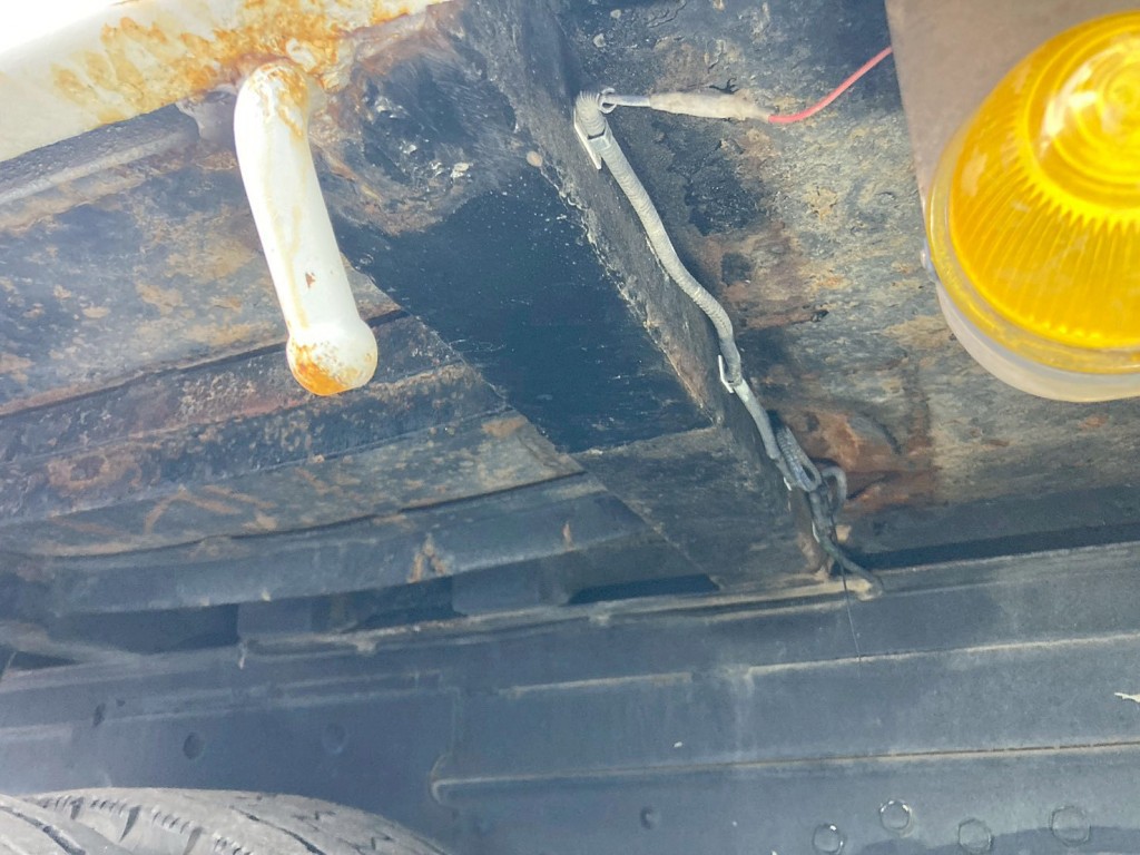 運転席側タイヤ間上部の横ネタにパッチ当て箇所があります。|三菱 ファイター QDG-FQ62Fの写真10