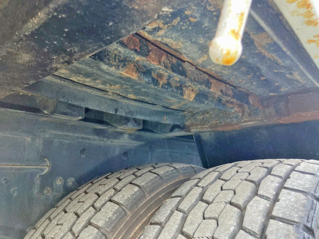 運転席側2軸目上部の補助縦ネタに曲がりがあります。|三菱 ファイター QDG-FQ62Fの写真11