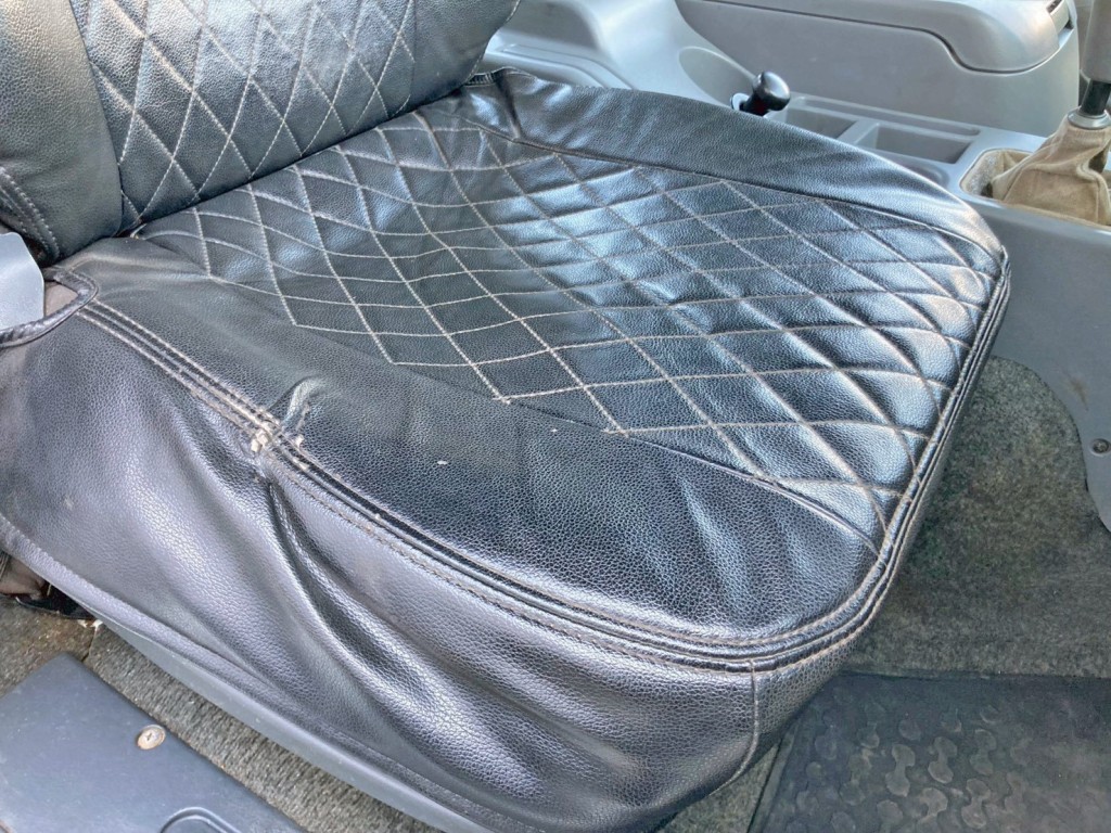 運転席座面にヘタリがあります。|三菱 ファイター QDG-FQ62Fの写真13