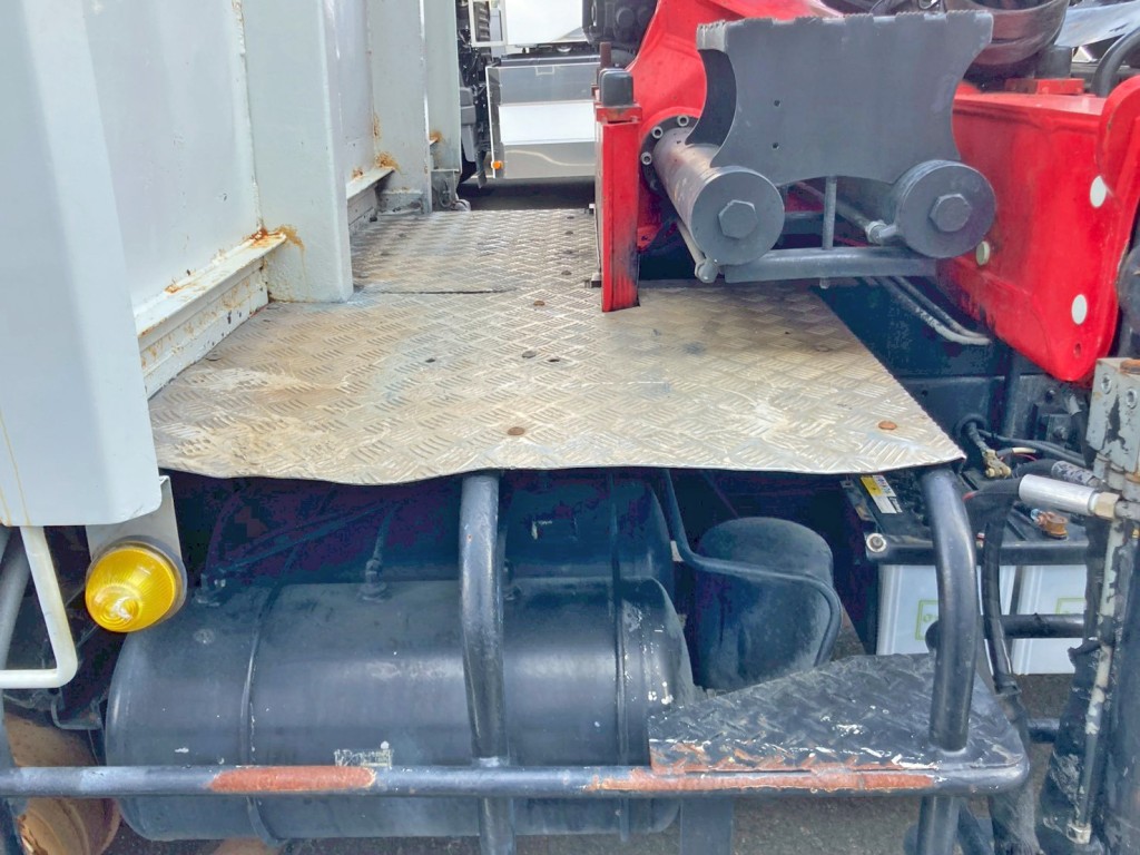 踊り場運転席側に歪みがあります。|三菱 ファイター QDG-FQ62Fの写真21