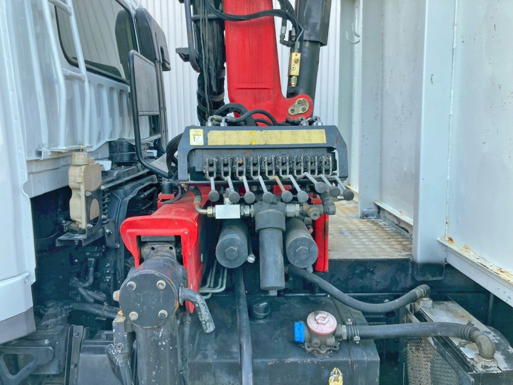 クレーン助手席側に下部の操作レバーが付いています。|三菱 ファイター QDG-FQ62Fの写真23