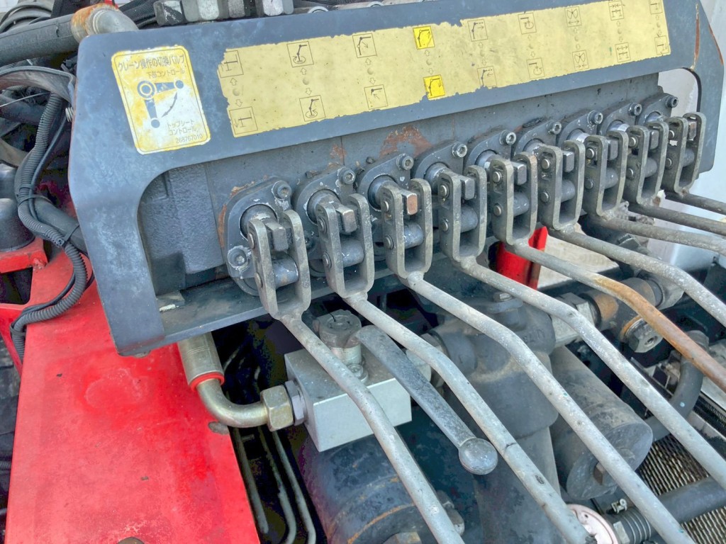 トップシート 及び 下部操作レバーの切り替えバルブです。|三菱 ファイター QDG-FQ62Fの写真25