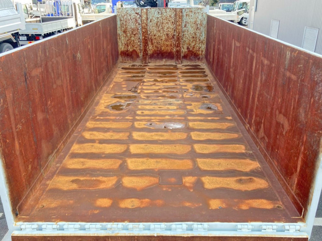 床板の所々にヘコミ・パッチ当て箇所があります。|三菱 ファイター QDG-FQ62Fの写真30