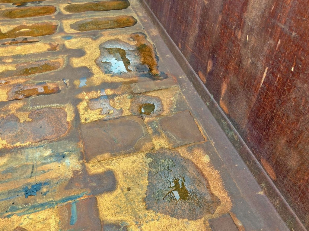 床板中央部運転席側にパッチ当て箇所があります。|三菱 ファイター QDG-FQ62Fの写真32