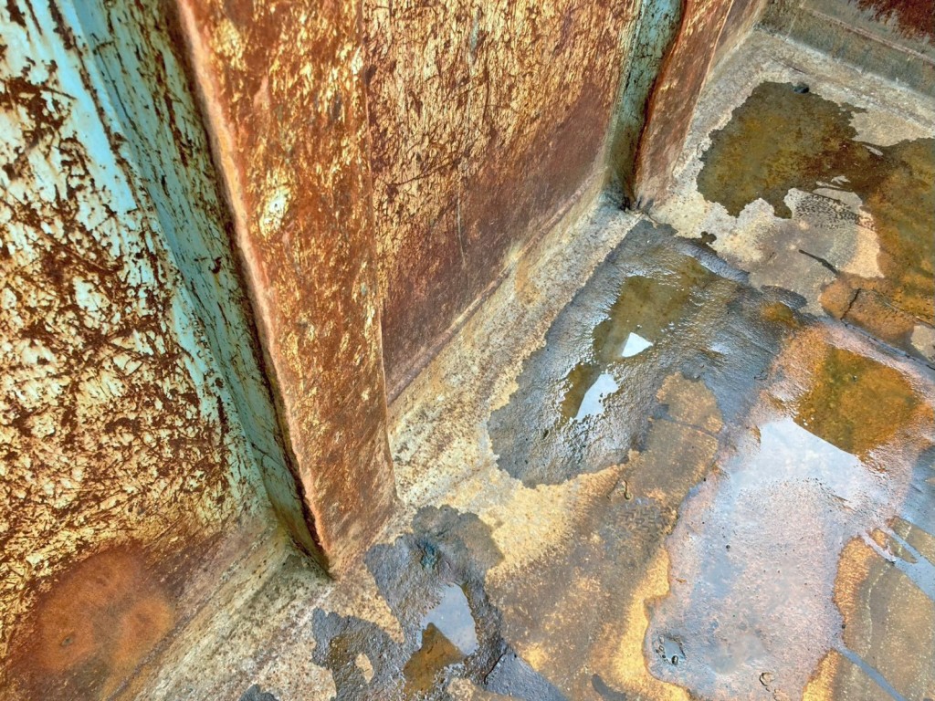 プロテクターの左右骨組み下部にヘコミがあります。|三菱 ファイター QDG-FQ62Fの写真34