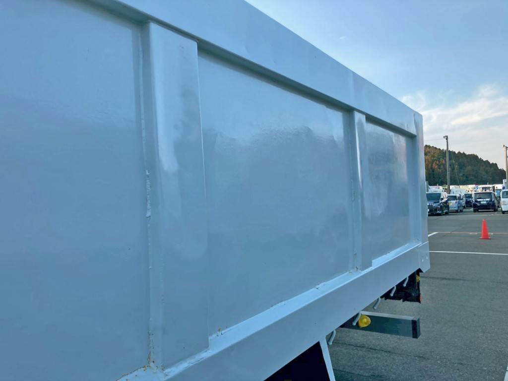 ボディー助手席側骨組みにヘコミがあります。|三菱 ファイター QDG-FQ62Fの写真46