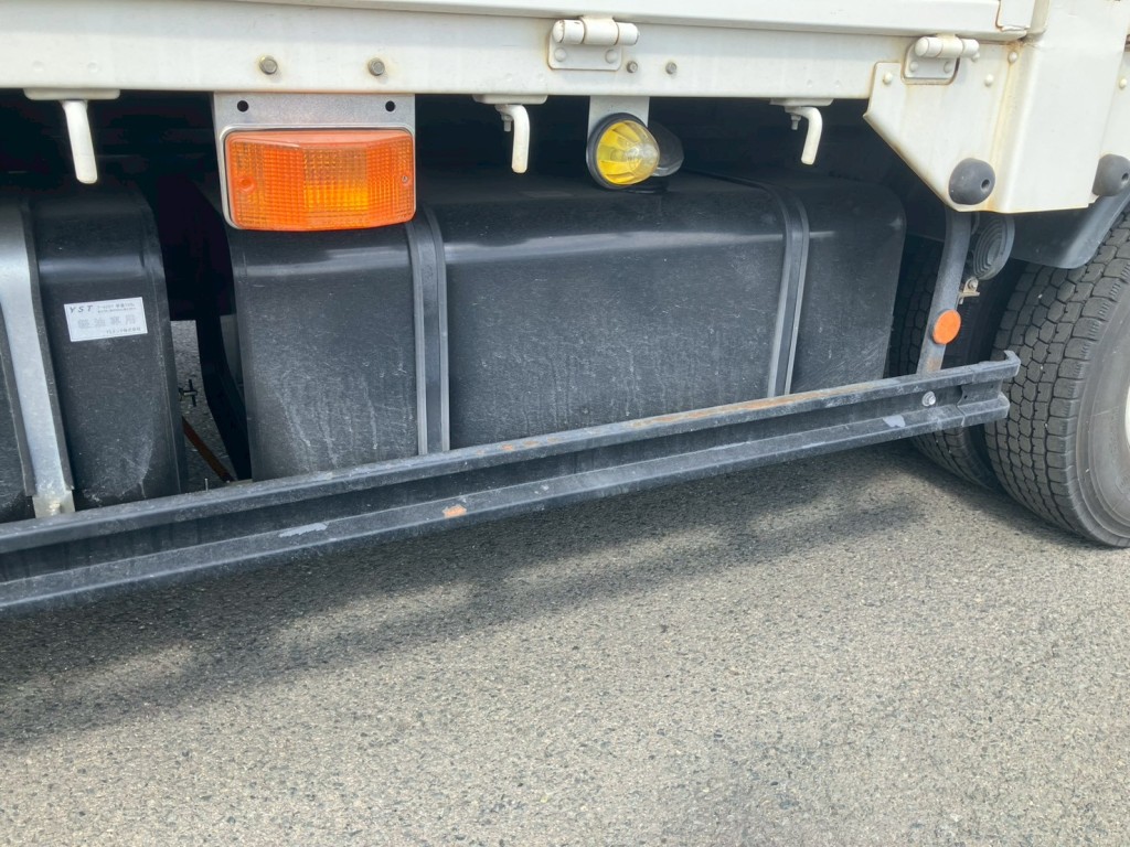 助手席側サイドバンパーにサビがあります。|日野 レンジャー 2PG-FD2ABA(2WD)の写真14