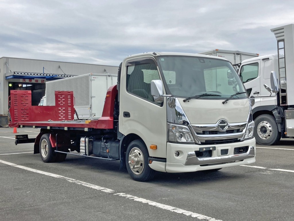 フロント周り、メッキパーツで飾っています。|日野 デュトロ 2KG-XZU722M(2WD)の写真2