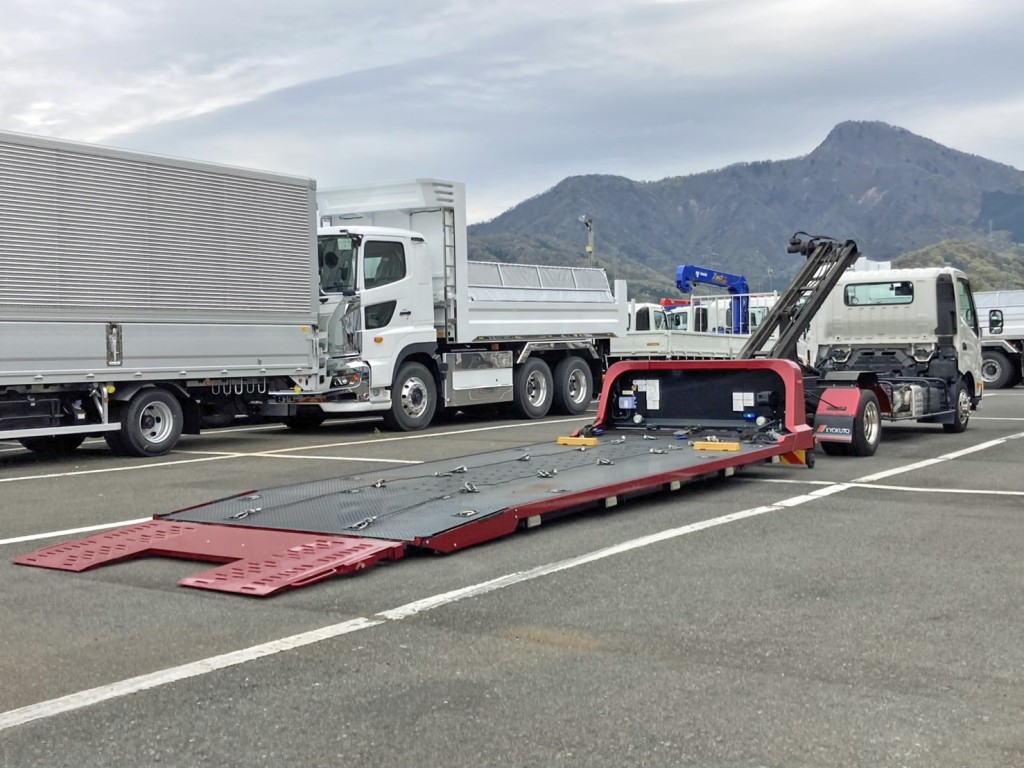 フラトップ仕様の為、低床車両の積み込みに重宝します。|日野 デュトロ 2KG-XZU722M(2WD)の写真4