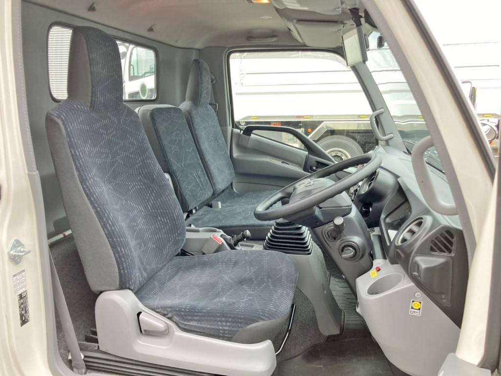 乗車定員は3名です。|日野 デュトロ 2KG-XZU722M(2WD)の写真7