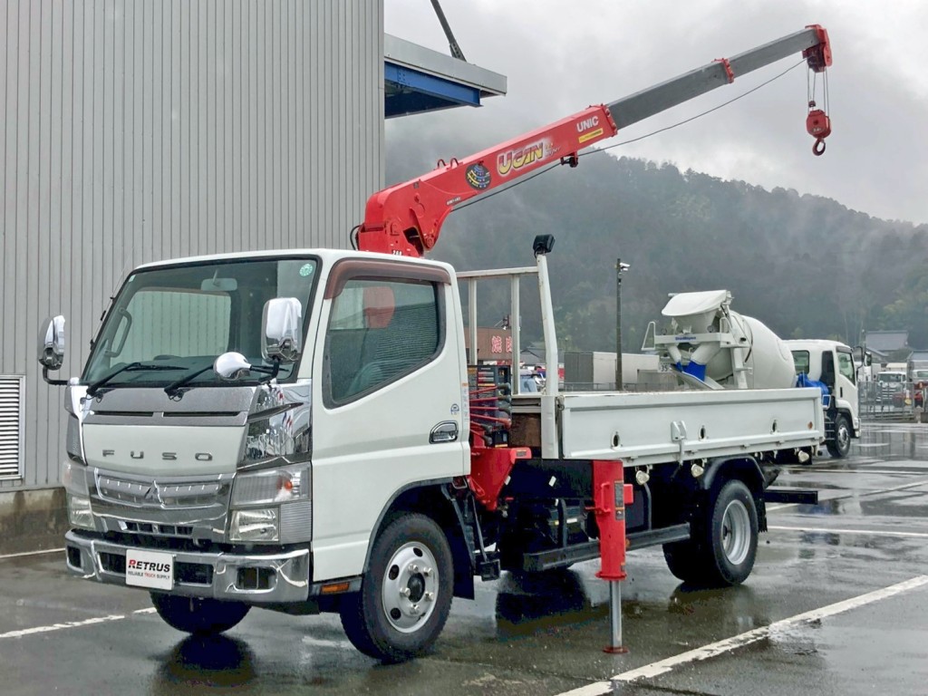 クレーンは3段です。(フロント周り、メッキパーツで飾っています)|三菱 キャンター TKG-FEA50(2WD)の写真1