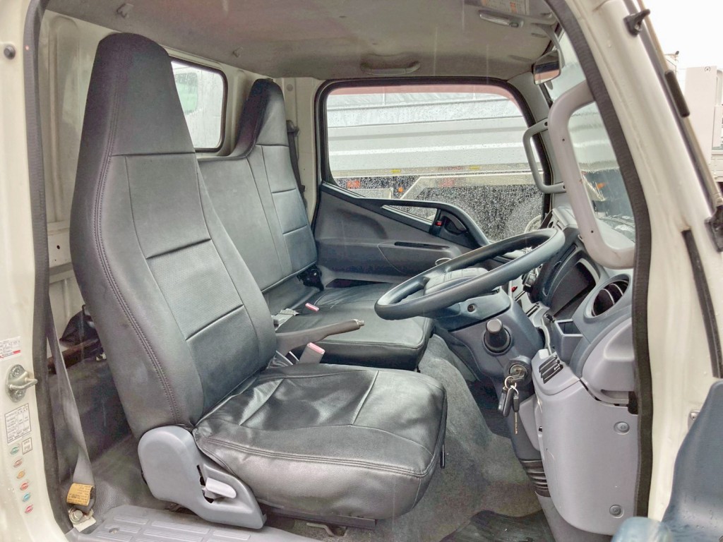 乗車定員は3名です。|三菱 キャンター TKG-FEA50(2WD)の写真7