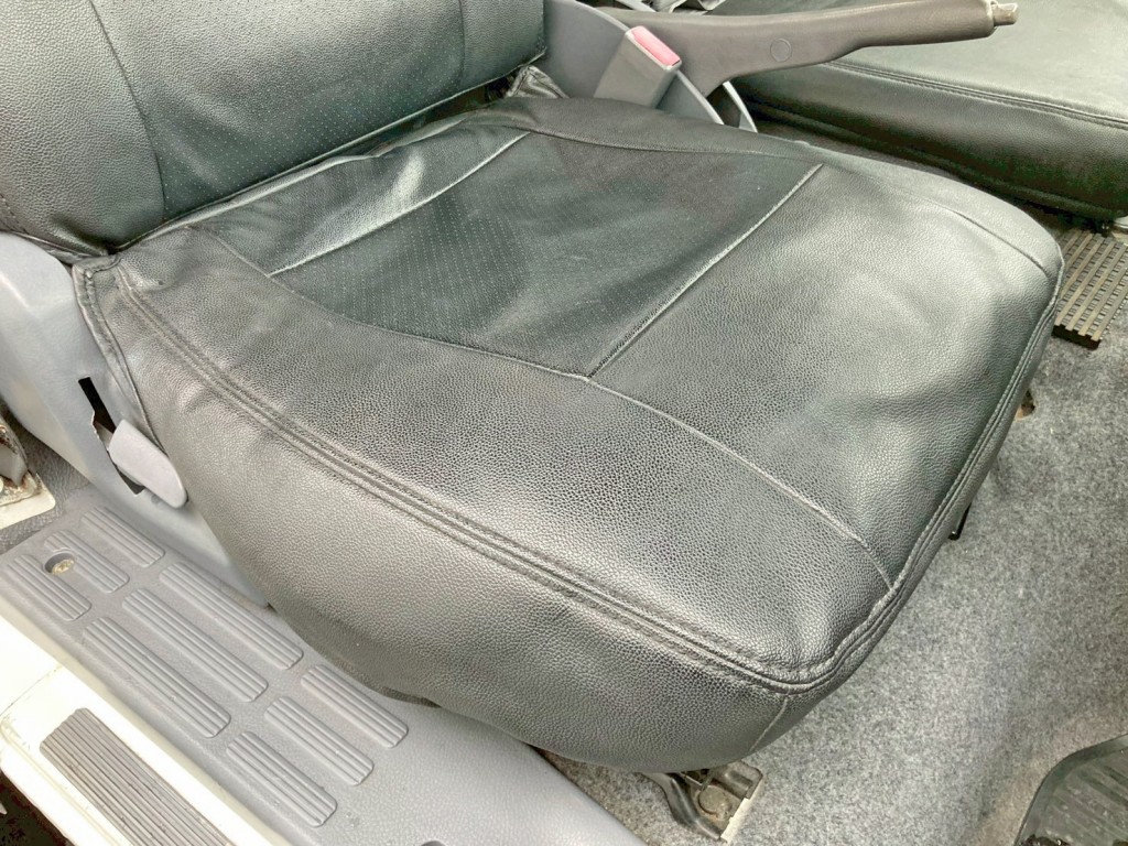 運転席座面にヘタリがあります。|三菱 キャンター TKG-FEA50(2WD)の写真8