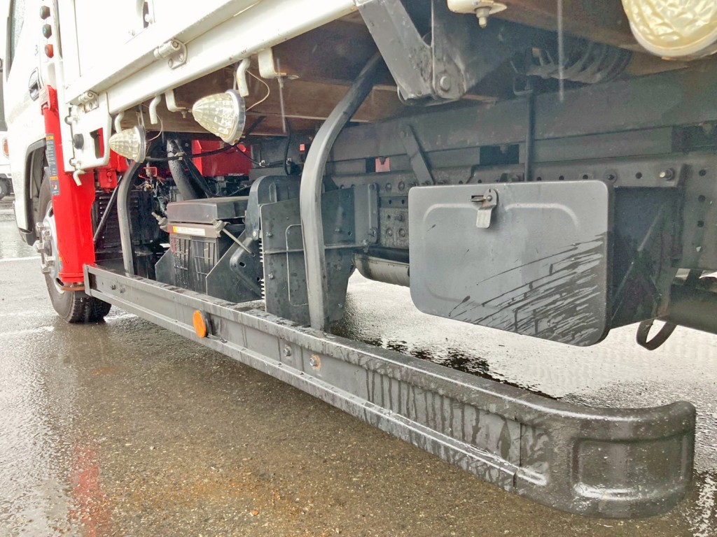 ボディー助手席側中央部に工具箱が付いています。|三菱 キャンター TKG-FEA50(2WD)の写真12