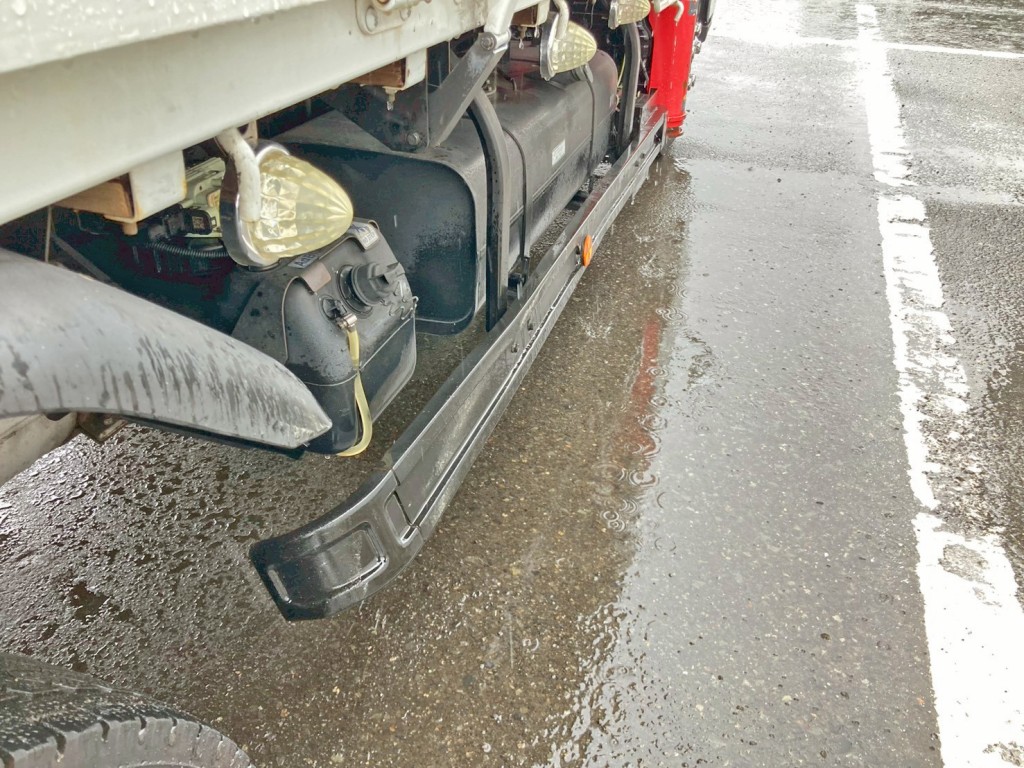 運転席側サイドバンパーに曲がりがあります。|三菱 キャンター TKG-FEA50(2WD)の写真13