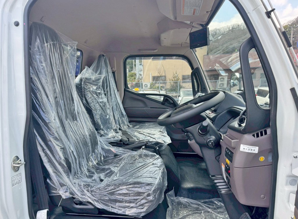 乗車定員は3名です。|三菱 キャンター 2PG-FEB80(2WD)の写真7