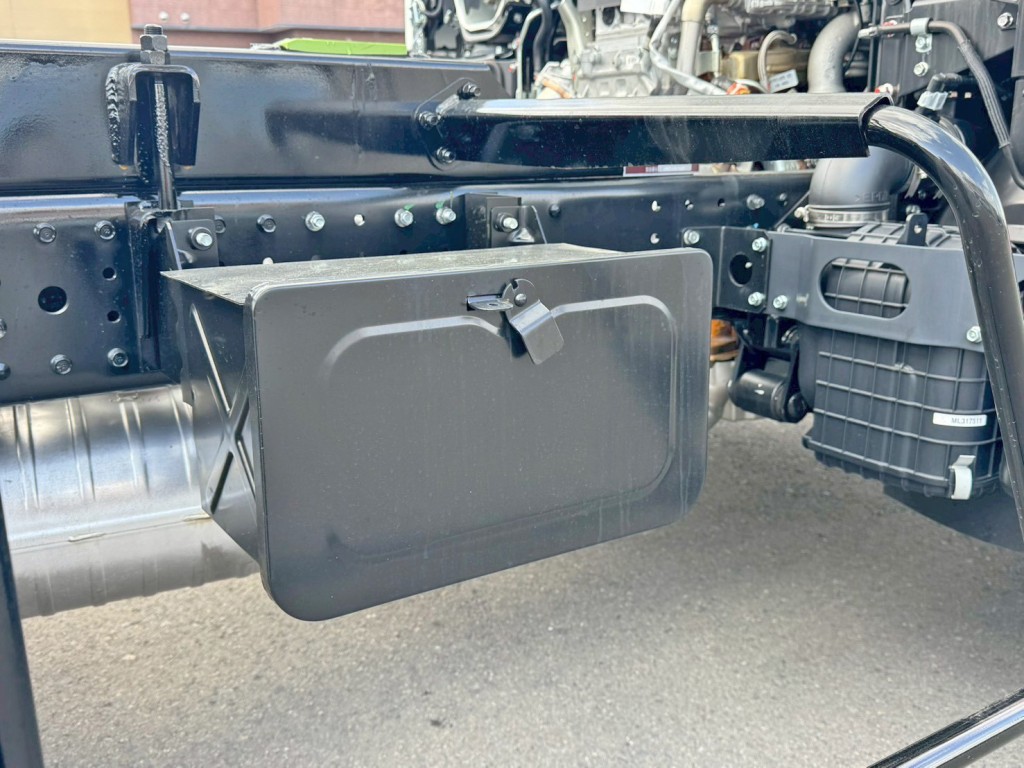 運転席側に工具箱が付いています。|三菱 キャンター 2PG-FEB80(2WD)の写真14