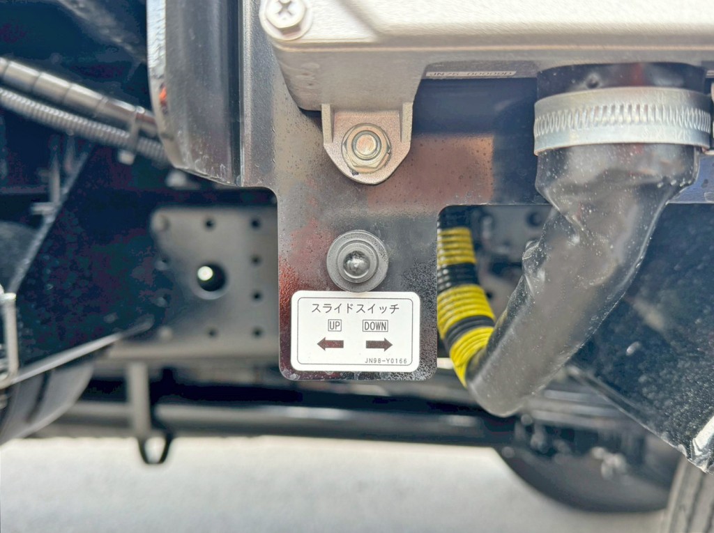 ボディースライドの操作スイッチです。|三菱 キャンター 2PG-FEB80(2WD)の写真17