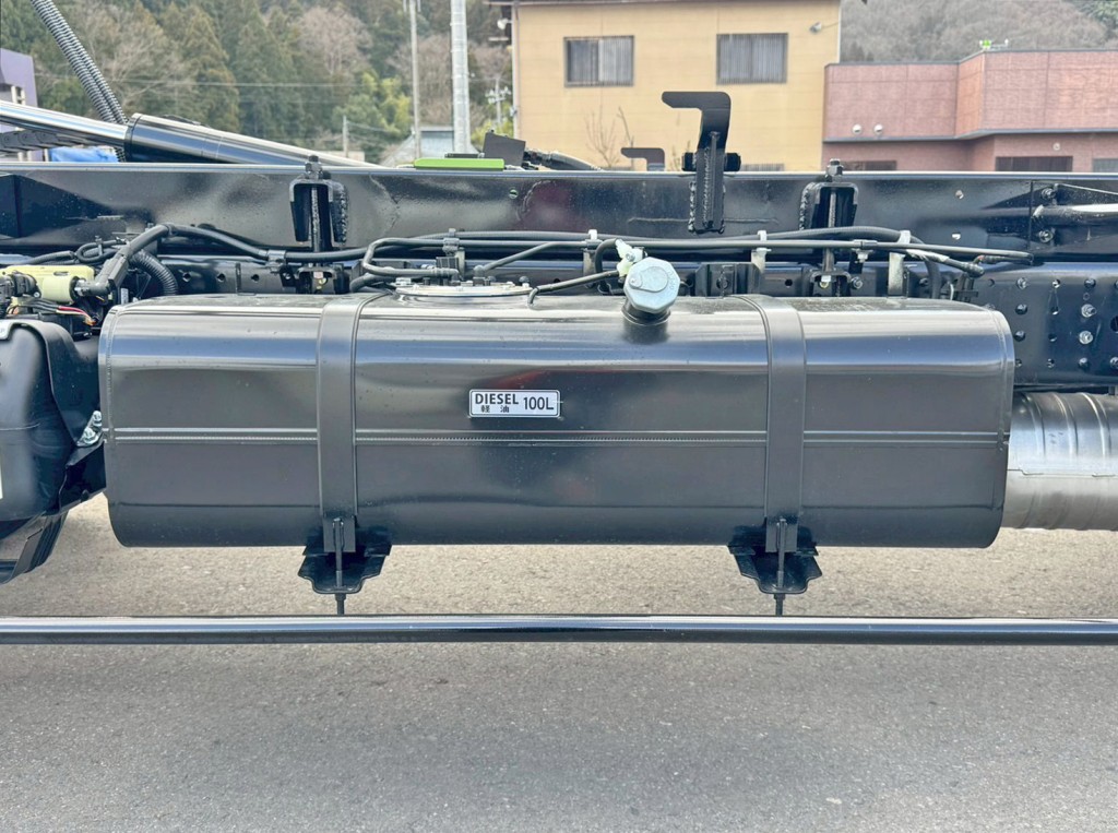 燃料タンクは100Lです。|三菱 キャンター 2PG-FEB80(2WD)の写真19