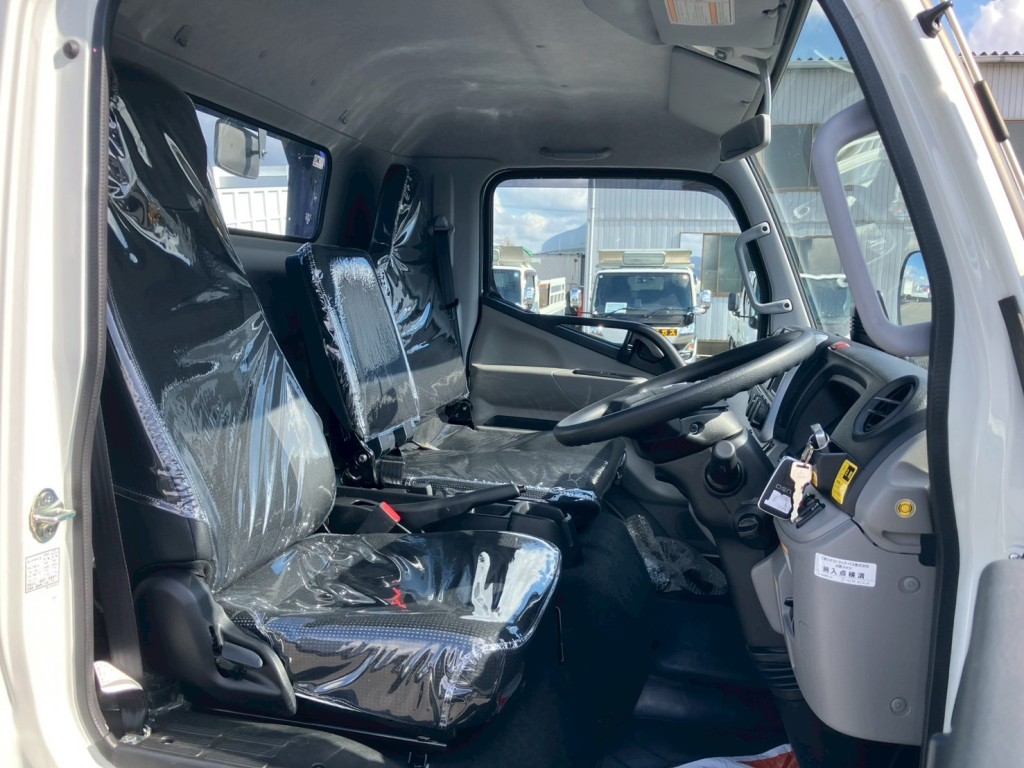 乗車定員は3名です。|三菱 キャンター 2PG-FEB90(2WD)の写真7