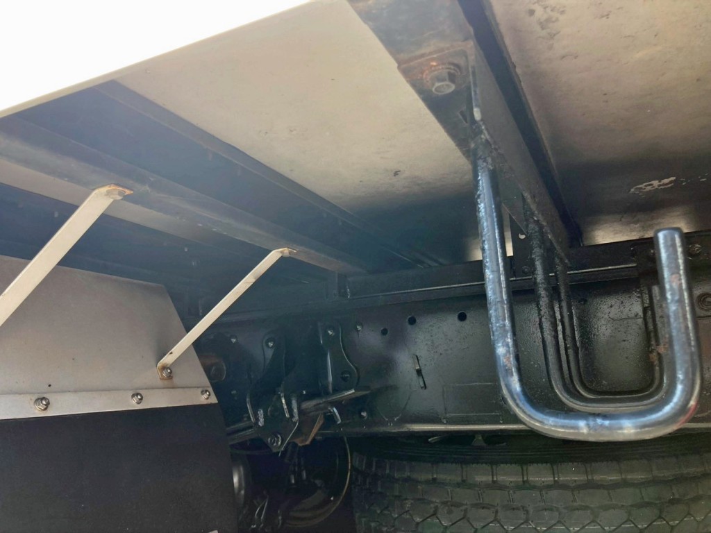 シャーシとネタの状態です。(縦ネタ・横ネタは鉄製です)|日野 レンジャー 2PG-FD2ABA(2WD)の写真6