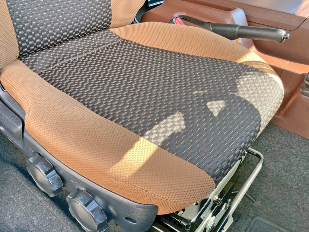 運転席座面にヘタリがあります。|日野 レンジャー 2PG-FD2ABA(2WD)の写真8