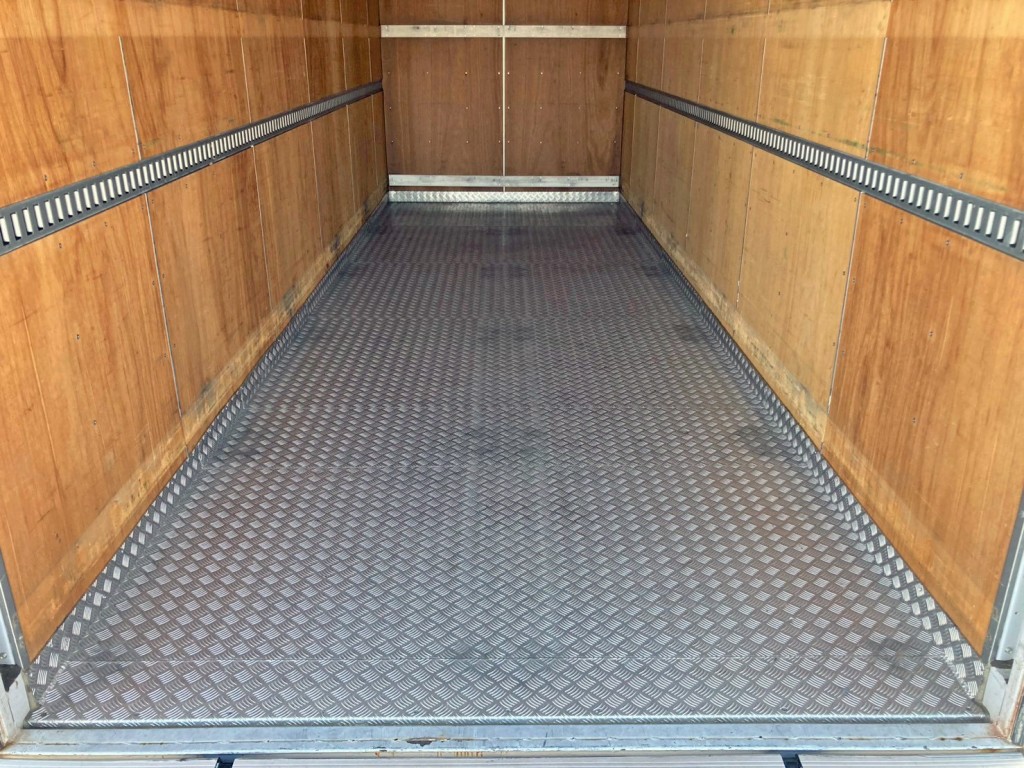 床は縞板アルミ張りです。|日野 レンジャー 2PG-FD2ABA(2WD)の写真11