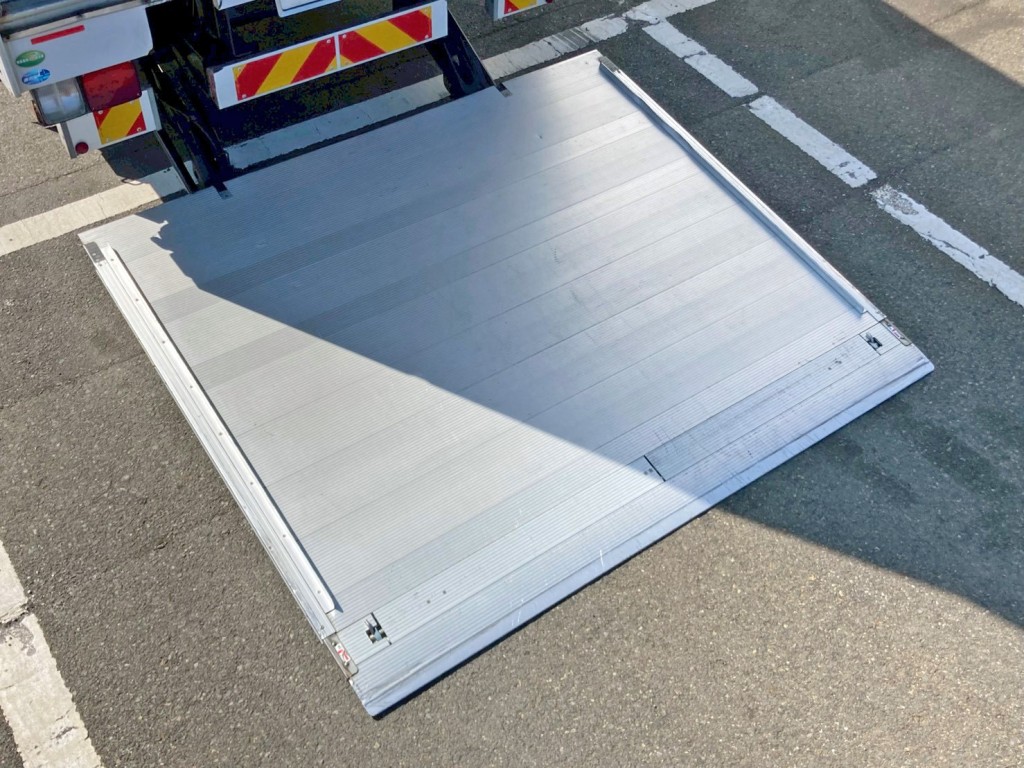 ゲートのステージの状態です。(ゲート長：1.95m、ゲート幅：2.23mです)|日野 レンジャー 2PG-FD2ABA(2WD)の写真14