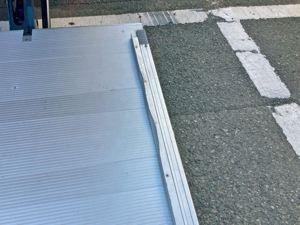 ゲート運転席側ステーに曲がりがあります。|日野 レンジャー 2PG-FD2ABA(2WD)の写真15