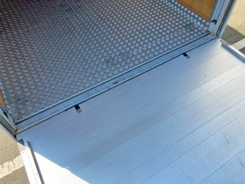 ゲートを上限まで上げた状態です。|日野 レンジャー 2PG-FD2ABA(2WD)の写真16