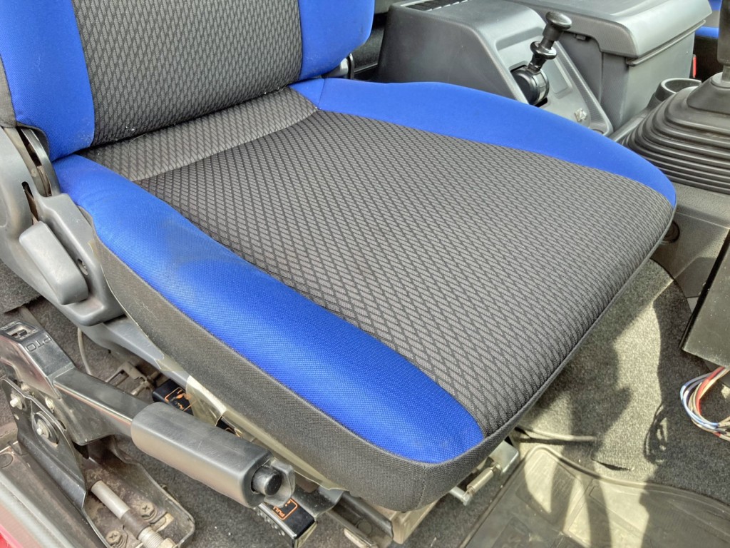 運転席座面にヘタリがあります。|いすゞ ギガ QPG-CXZ77BTの写真8