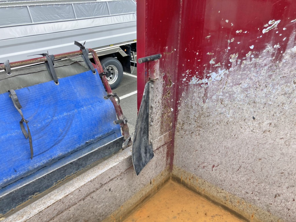 ボディー前方助手席側のコボレーンストッパーの状態です。|いすゞ ギガ QPG-CXZ77BTの写真14