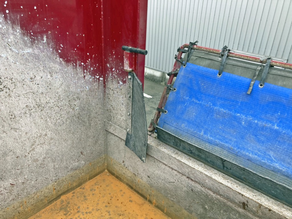 ボディー前方運転手席側のコボレーンストッパーの状態です。|いすゞ ギガ QPG-CXZ77BTの写真15