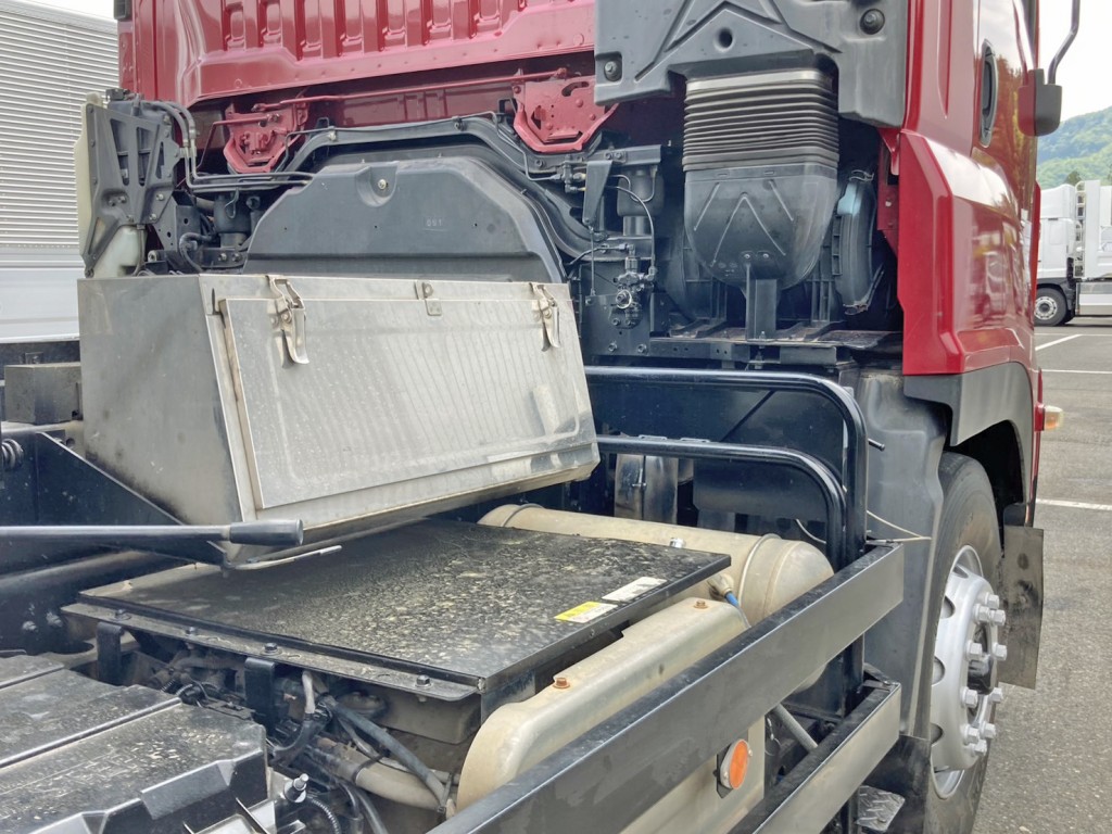 運転席側にステンレス製工具箱が付いています。|いすゞ ギガ QPG-CXZ77BTの写真23