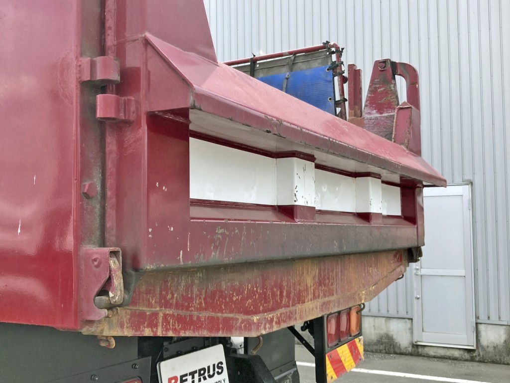 リヤゲート助手席側のロックピンが欠品しています。(リヤレールの所々にサビがあります)|いすゞ ギガ QPG-CXZ77BTの写真26