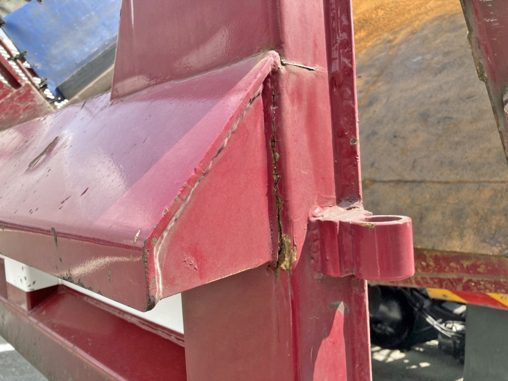 ヒサシの運転席側に亀裂があります。|いすゞ ギガ QPG-CXZ77BTの写真28