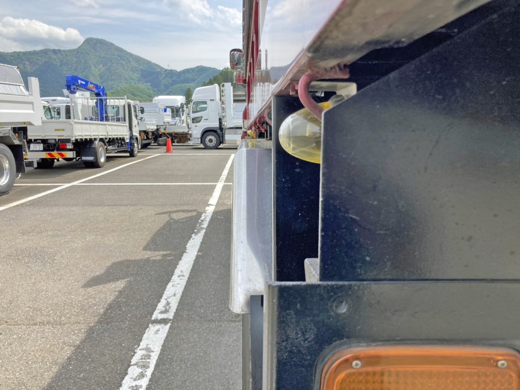 リヤフェンダー歪みの為全幅オーバーしています。（助手席側）|いすゞ ギガ QPG-CXZ77BTの写真30